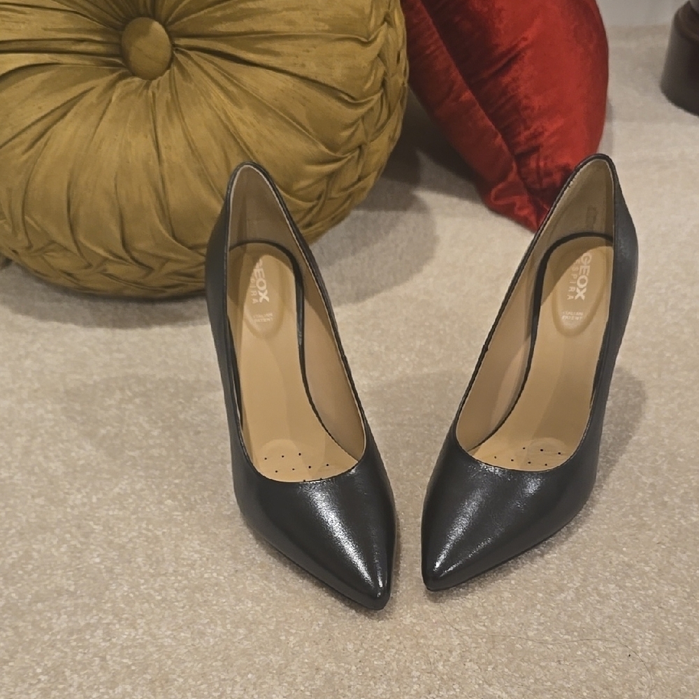 Geox Black Pointed Toe Leather Pumps